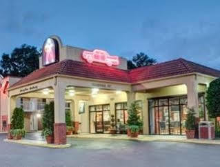 Days By Wyndham At Graceland Hotel